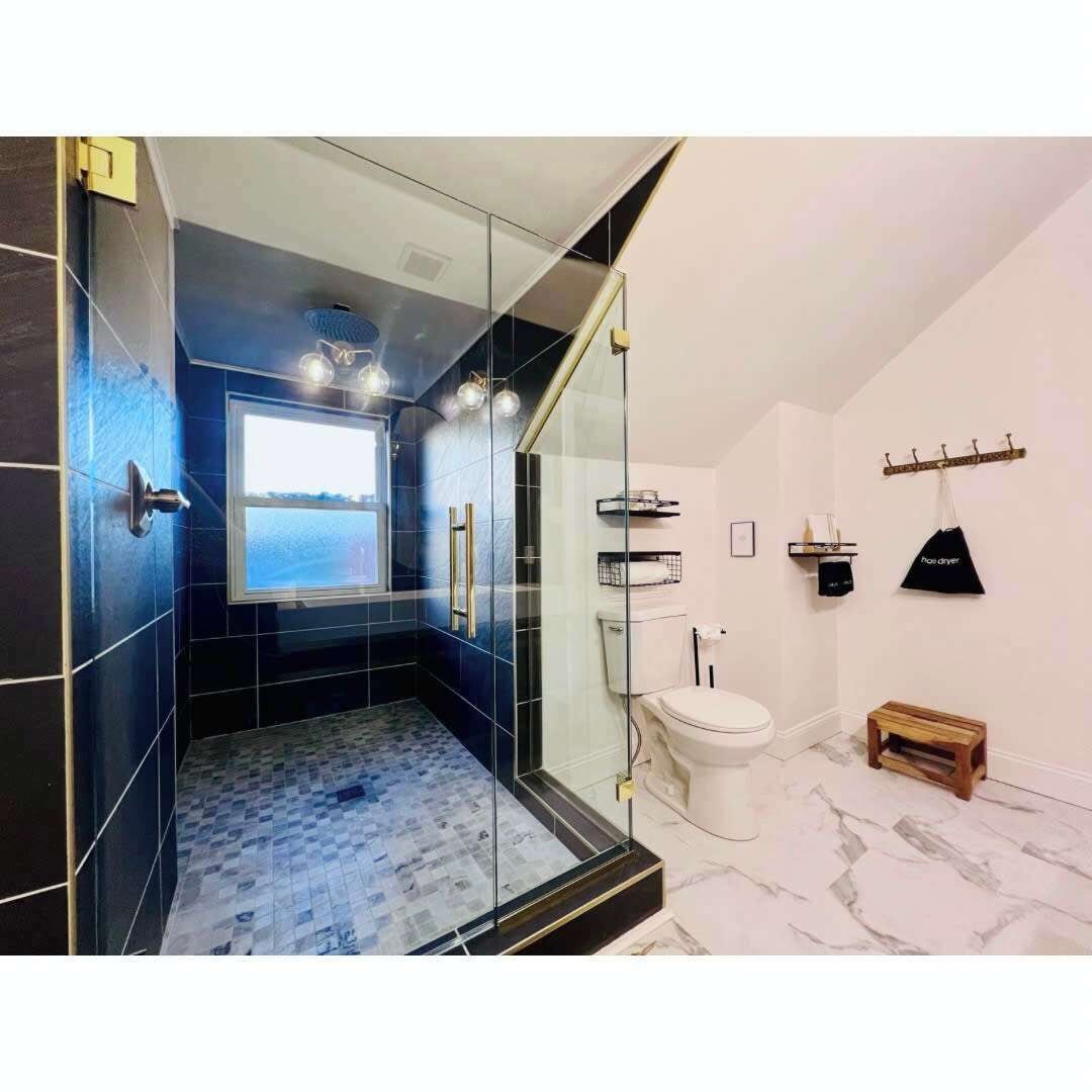 Een douche, een haardroger, handdoeken