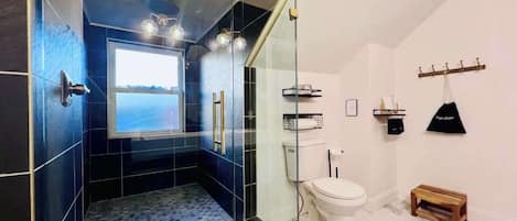 Een douche, een haardroger, handdoeken