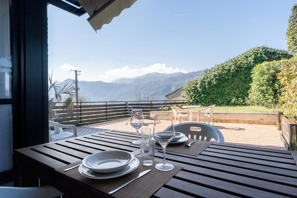 Outdoor dining - SunsetView - Lake Como swimming pool and garden (Lierna)
