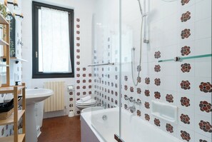 Hair dryer, bidet, towels - SunsetView - Lake Como swimming pool and garden (Lierna)