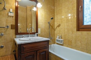 Artículos de tocador gratuitos, secador de pelo, bidet, toallas