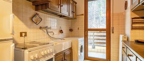 Fridge, oven, stovetop, cookware/dishes/utensils