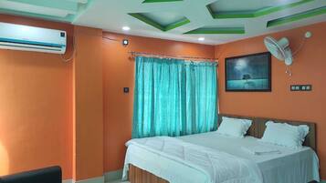 Hochwertige Bettwaren, Schreibtisch, laptopgeeigneter Arbeitsplatz