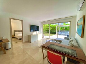 TV, bøker, stereoanlegg og kontorer