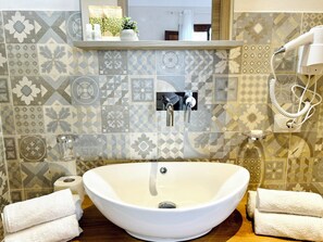 Regadera, secadora de cabello, bidet, toallas