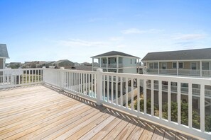 Property grounds - Experience relaxation at Coastal Chaos, a 3-bedroom home in Holden Beach. (Holden Beach)