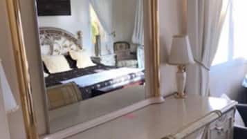 4 habitaciones, escritorio y espacio para trabajar con laptop