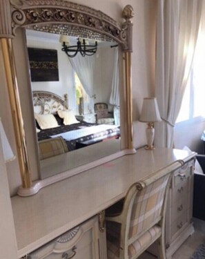 4 bedrooms, desk, laptop workspace, free WiFi
