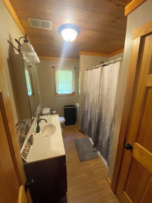 Hårføner, håndklær, såpe og toalettpapir