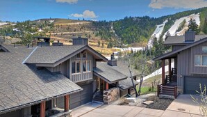 A residential area with houses featuring sloped roofs and a view of a mountainous landscape. - La Maconnerie Cabin - Ski In-Ski Out (Park City)