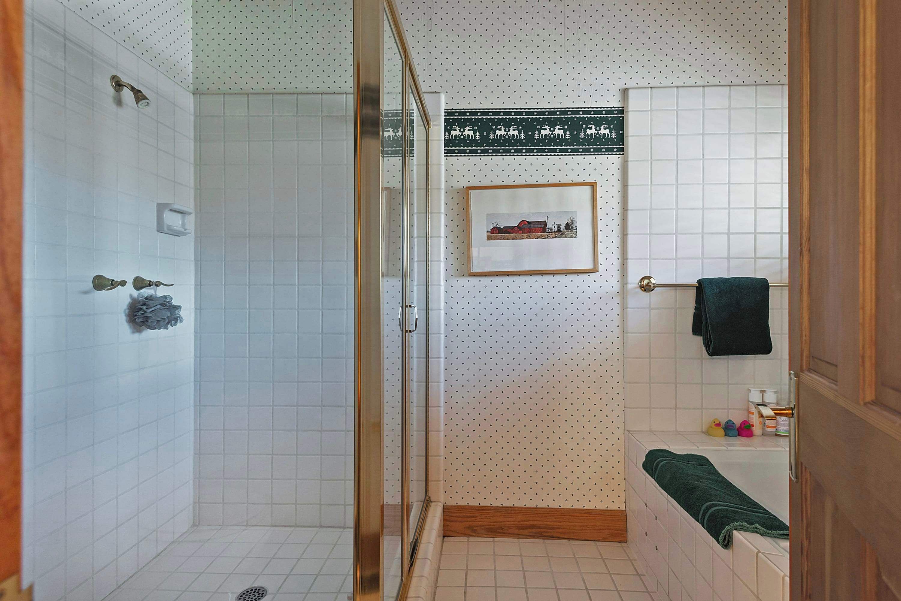 Un baño con ducha, bañera, inodoro y lavamanos.