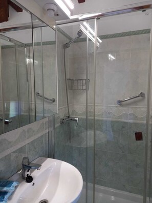 Secador de pelo, toallas, jabón, papel higiénico