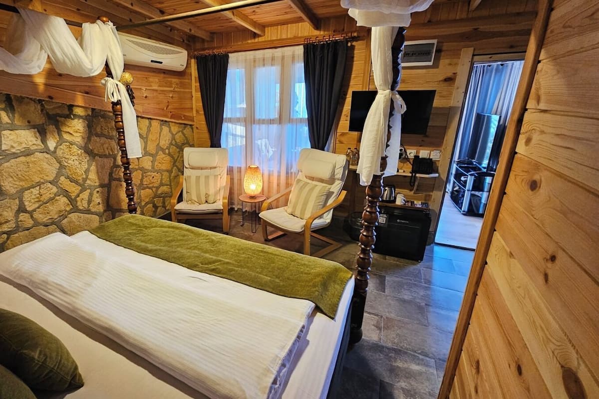 Deluxe Bungalow, Sea View | 1 bedroom, in-room safe, soundproofing, free WiFi