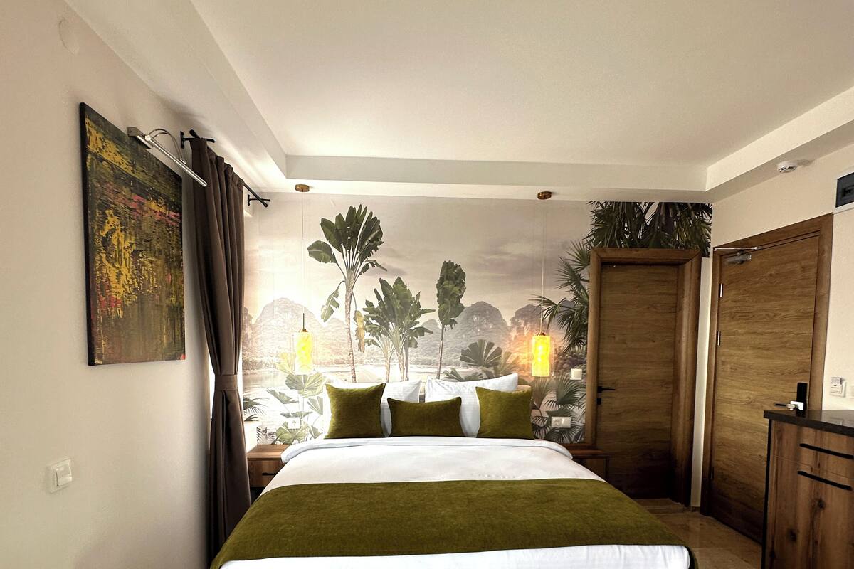 Deluxe Double Room, Sea View | 1 bedroom, in-room safe, soundproofing, free WiFi