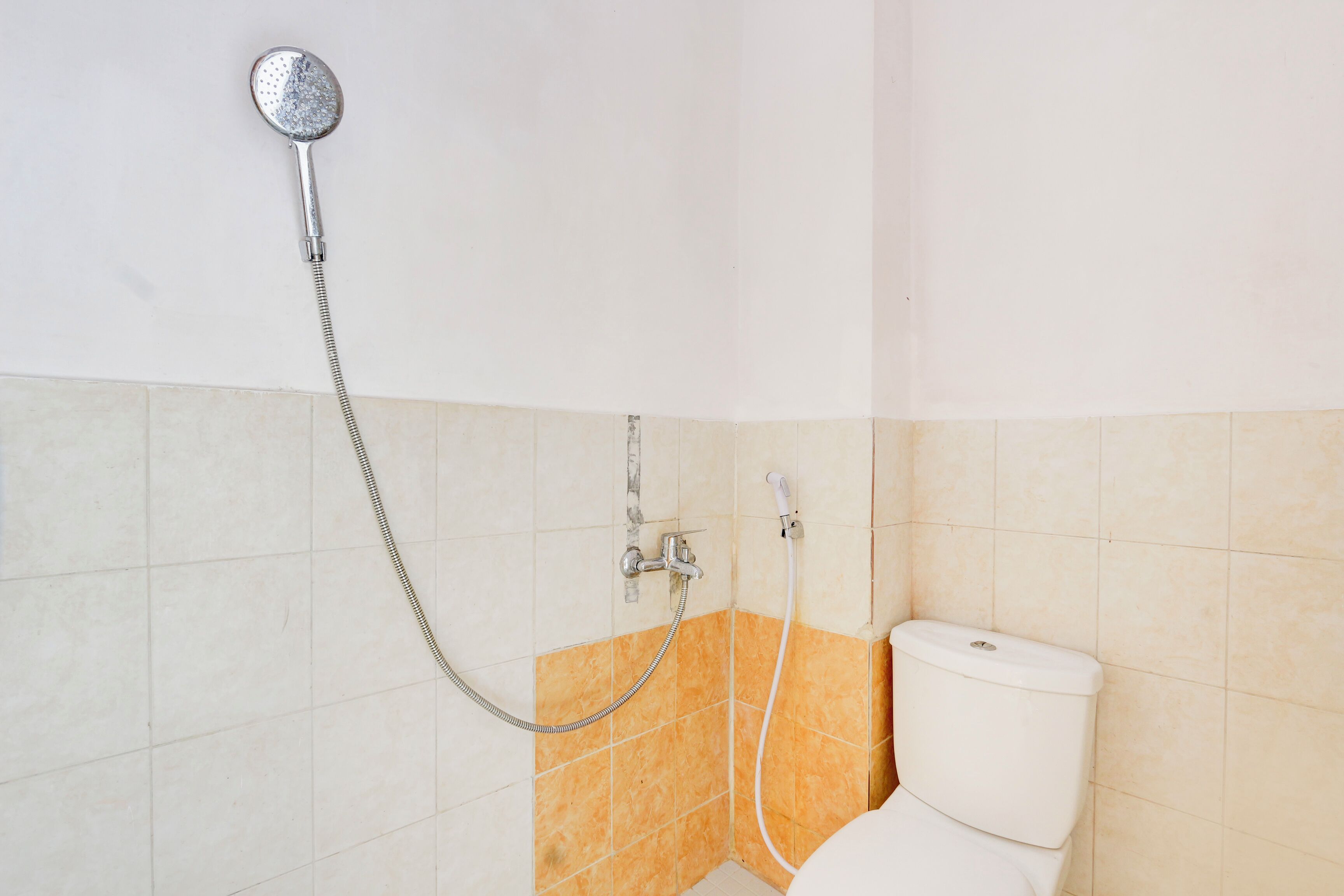 Une salle de bain avec une douche, des toilettes et un porte-serviettes.