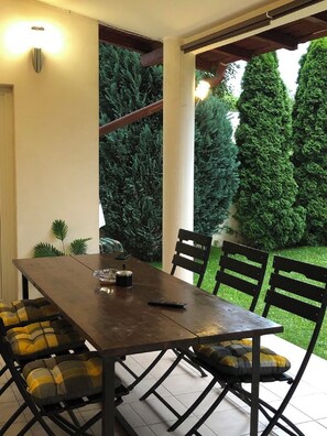 Outdoor dining - LILU HOUSE ,5-bedroom villa in peaceful Câmpina with WiFi (Câmpina)