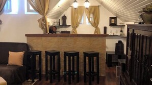 A cozy room with a wooden ceiling, a bar area, and a fur rug on the floor. - LILU HOUSE ,5-bedroom villa in peaceful Câmpina with WiFi (Câmpina)