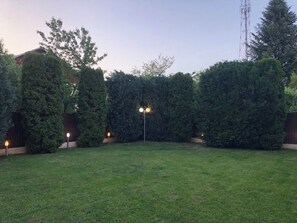 Property grounds - LILU HOUSE ,5-bedroom villa in peaceful Câmpina with WiFi (Câmpina)