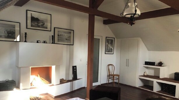 A cozy living room with a fireplace, wooden beams, and a high ceiling. - LILU HOUSE ,5-bedroom villa in peaceful Câmpina with WiFi (Câmpina)