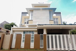 Exterior - Hotel O Antosa Family Residence (Jember)