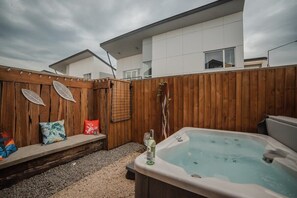 Outdoor spa tub - Central City Paradise (Christchurch)