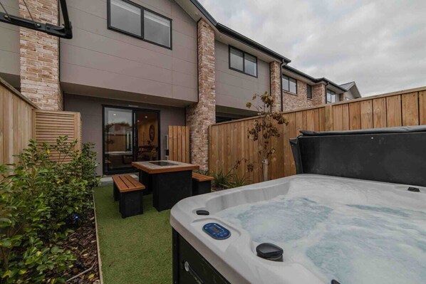 Terrace/patio - Stones Throw From the Stadium & Hot Tub (Christchurch)