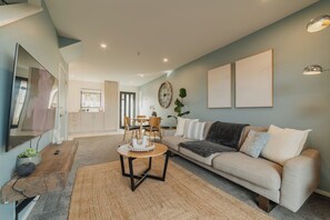 TV - Stones Throw From the Stadium & Hot Tub (Christchurch)