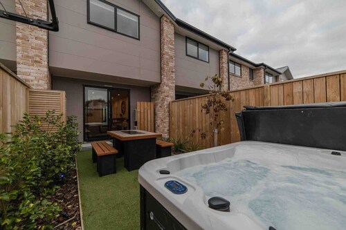 Stones Throw From the CBD + Hot Tub