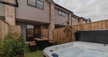 Stones Throw From the CBD + Hot Tub