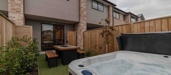Stones Throw From the CBD + Hot Tub