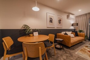 Dining - Cozy Central City Getaway (Christchurch)