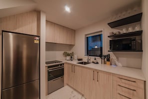 Frigorífico, microondas, horno y placa de cocina