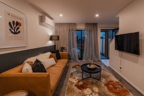 TV - Luxury Central City Getaway (Christchurch)