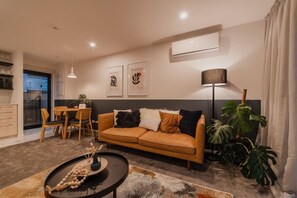 TV - Luxury Central City Getaway (Christchurch)