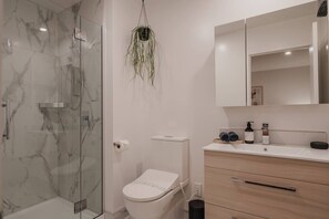 Regadera, secadora de cabello, toallas 