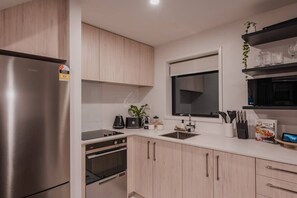 冷蔵庫、電子レンジ、オーブン、コンロ