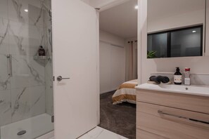 Dusj, hårføner, håndklær og såpe