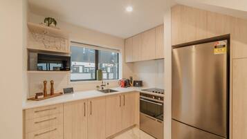 Coffee/tea maker, fridge, microwave, oven