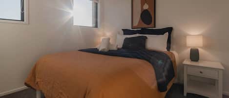 2 habitaciones, tabla de planchar con plancha, wifi y ropa de cama
