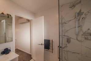 Shower, hair dryer, towels, soap - Enchanting Getaway in Merivale (Christchurch)