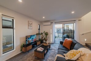 TV, offices - Enchanting Getaway in Merivale (Christchurch)