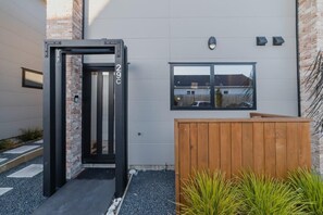 Property grounds - Enchanting Getaway in Merivale (Christchurch)