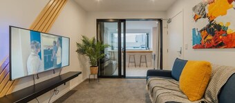 Madhouse Comfort - 2-BR Haven on Tuam Street