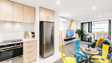 Coffee/tea maker, fridge, microwave, oven