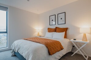 2 bedrooms, iron/ironing board, WiFi, bed sheets - Designer's Pad In Central City (Christchurch Central City)