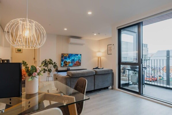 TV - Designer's Pad In Central City (Christchurch Central City)
