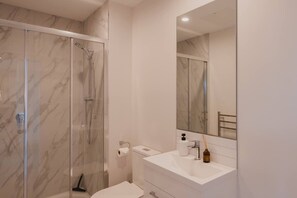 Shower, hair dryer, towels - Designer's Pad In Central City (Christchurch Central City)