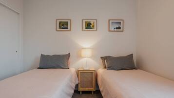 2 habitaciones, tabla de planchar con plancha, wifi y ropa de cama