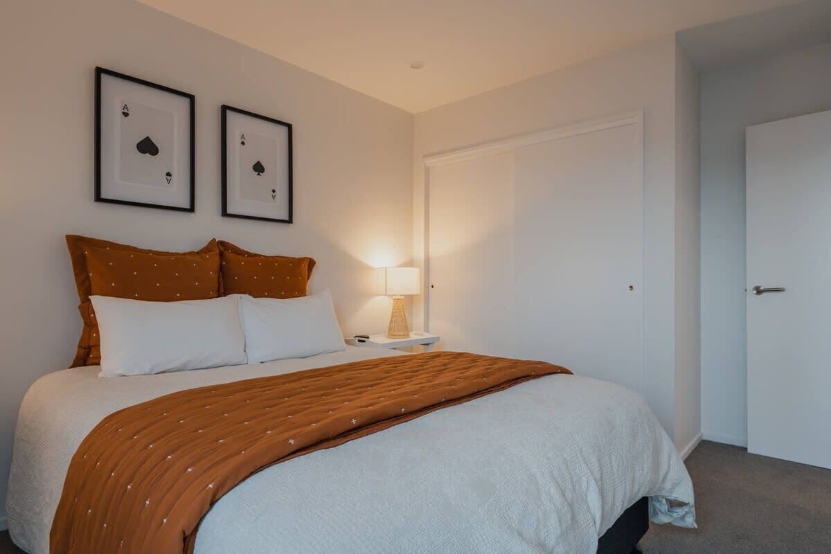 2 habitaciones, tabla de planchar con plancha, wifi y ropa de cama 