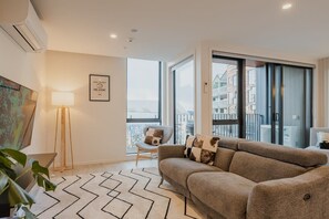 TV - Designer's Pad In Central City (Christchurch Central City)